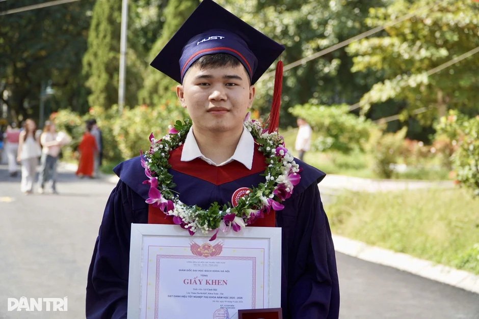 Nam sinh Bách khoa khiến nhiều người bật khóc ở lễ tốt nghiệp Nam sinh Bách khoa khiến nhiều người bật khóc ở lễ tốt nghiệp