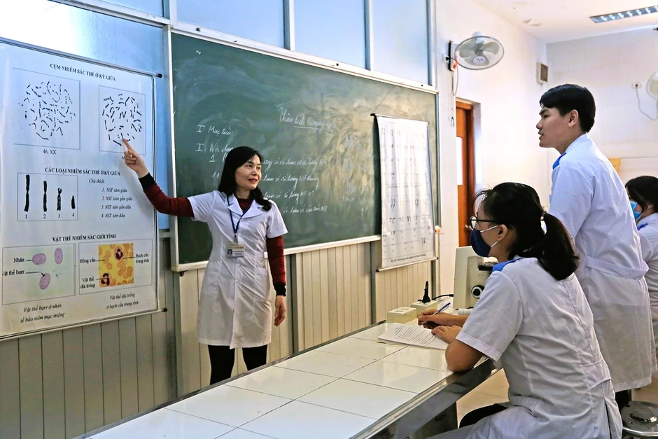 Nam sinh cõng bạn đi học 10 năm liền đã tốt nghiệp bác sĩ Y khoa