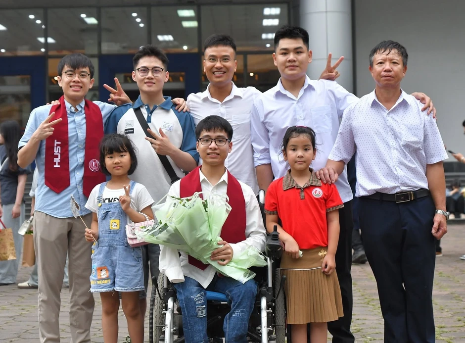 Nam sinh cõng bạn đi học 10 năm liền đã tốt nghiệp bác sĩ Y khoa