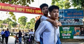 Nam sinh cõng bạn đi học 10 năm liền đã tốt nghiệp bác sĩ Y khoa