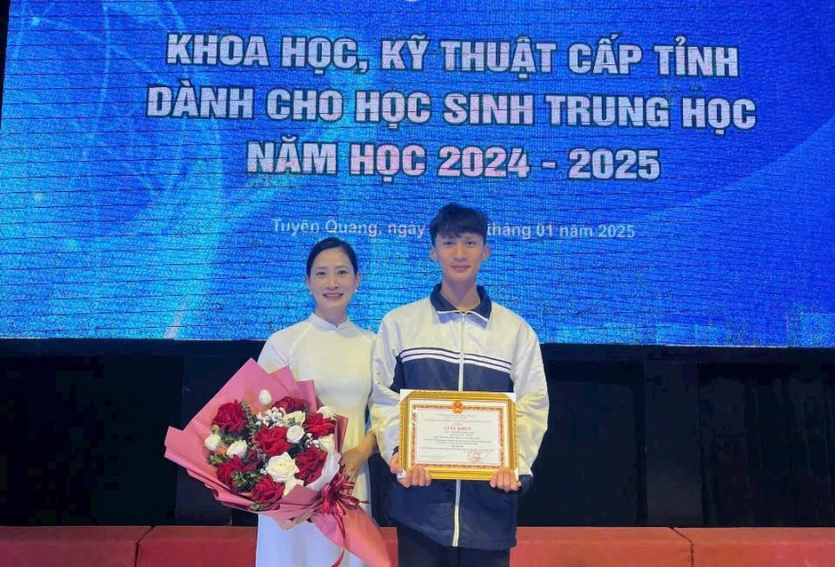Nam sinh điển trai học giỏi gây sốt khi tình nguyện "ấp" bé sơ sinh 1,1kg Nam sinh điển trai học giỏi gây sốt khi tình nguyện "ấp" bé sơ sinh 1,1kg