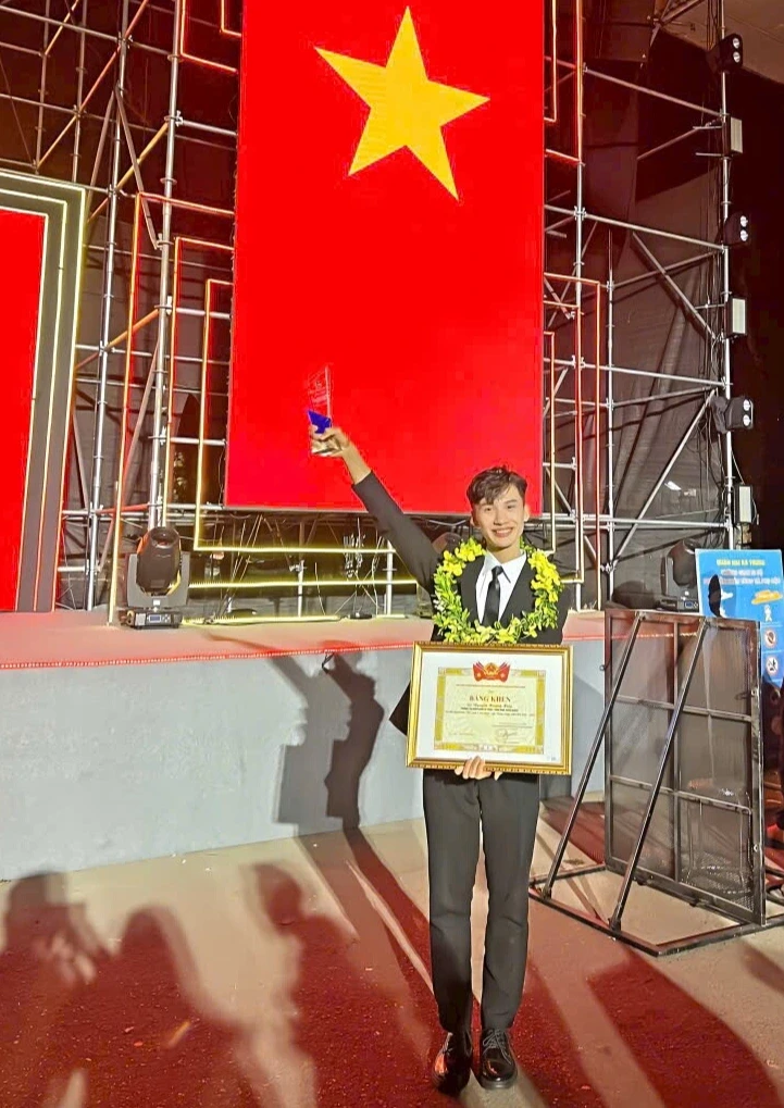 Nam sinh điển trai học giỏi gây sốt khi tình nguyện "ấp" bé sơ sinh 1,1kg Nam sinh điển trai học giỏi gây sốt khi tình nguyện "ấp" bé sơ sinh 1,1kg