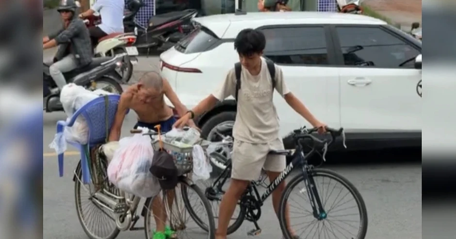 Nam sinh dìu cụ ông sang đường nhận “mưa” lời khen từ dân mạng