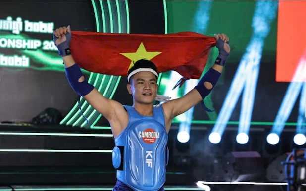 Nam sinh được trao tặng Huân chương hạng Nhất ngay sau kỳ thi tốt nghiệp Nam sinh được trao tặng Huân chương hạng Nhất ngay sau kỳ thi tốt nghiệp