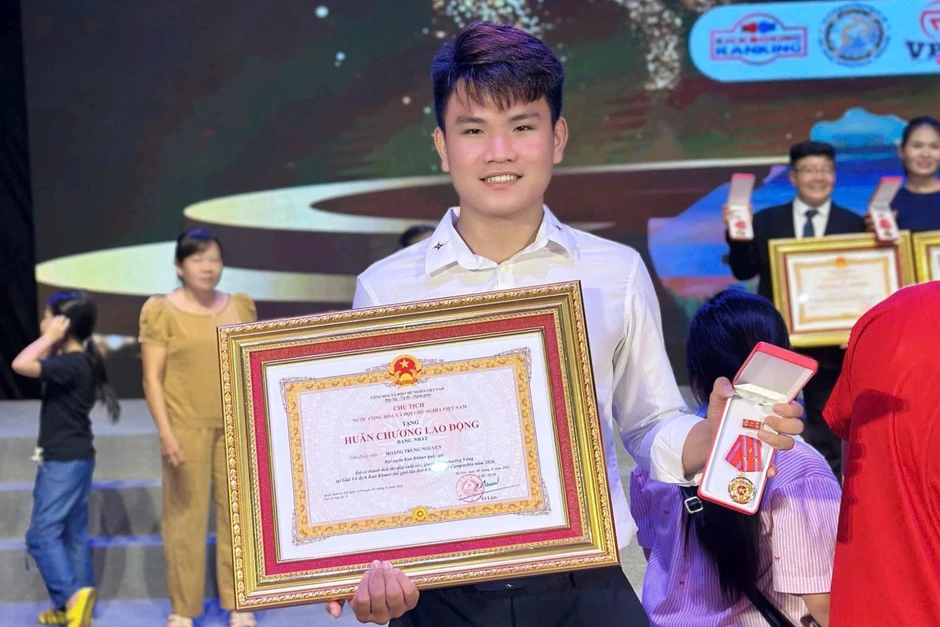 Nam sinh được trao tặng Huân chương hạng Nhất ngay sau kỳ thi tốt nghiệp Nam sinh được trao tặng Huân chương hạng Nhất ngay sau kỳ thi tốt nghiệp