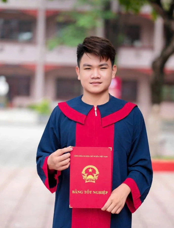 Nam sinh được trao tặng Huân chương hạng Nhất ngay sau kỳ thi tốt nghiệp Nam sinh được trao tặng Huân chương hạng Nhất ngay sau kỳ thi tốt nghiệp