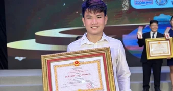 Nam sinh được trao tặng Huân chương hạng Nhất ngay sau kỳ thi tốt nghiệp