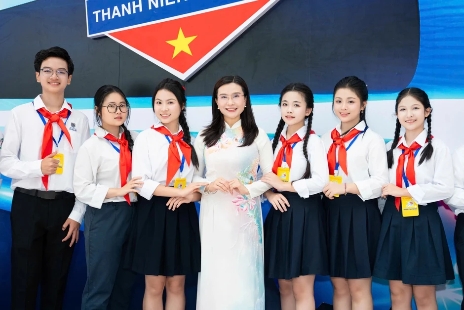 Nam sinh gây sốt tại Đại hội Đoàn: "Em ước mơ trở thành nghệ sĩ tri thức" Nam sinh gây sốt tại Đại hội Đoàn: "Em ước mơ trở thành nghệ sĩ tri thức"
