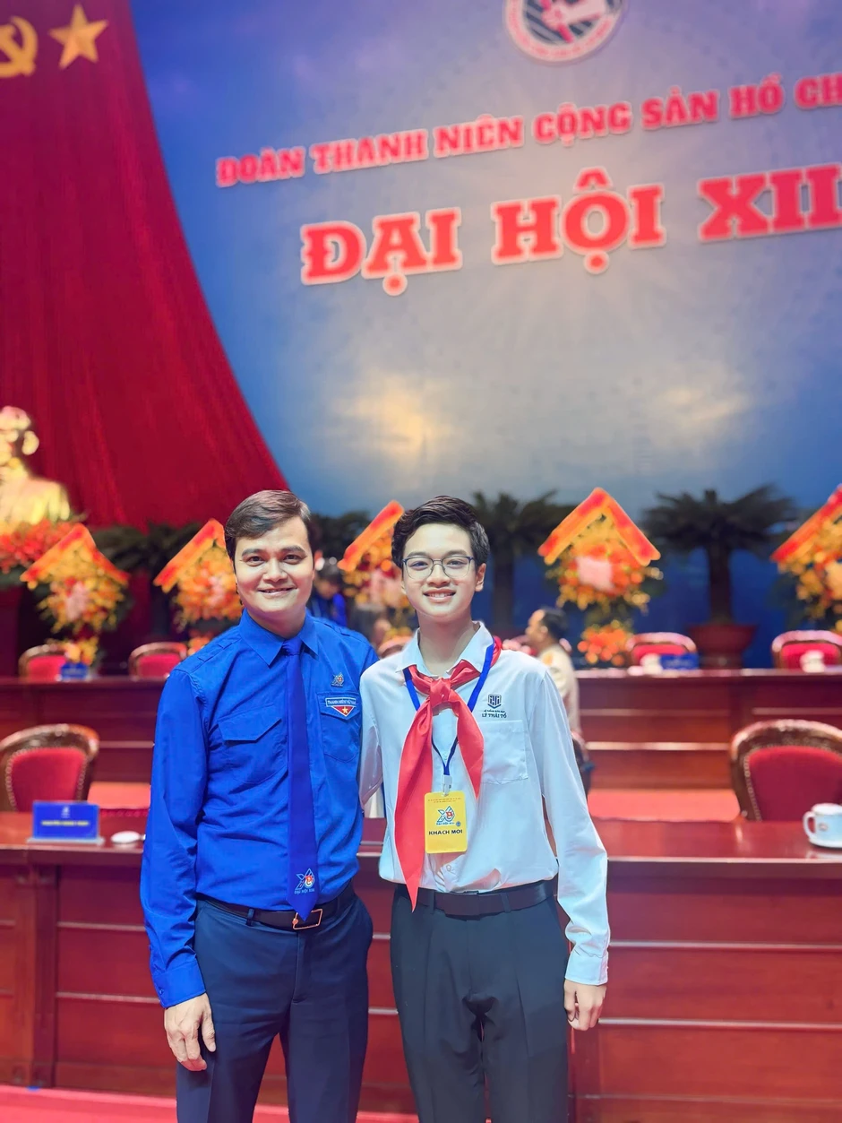 Nam sinh gây sốt tại Đại hội Đoàn: "Em ước mơ trở thành nghệ sĩ tri thức" Nam sinh gây sốt tại Đại hội Đoàn: "Em ước mơ trở thành nghệ sĩ tri thức"