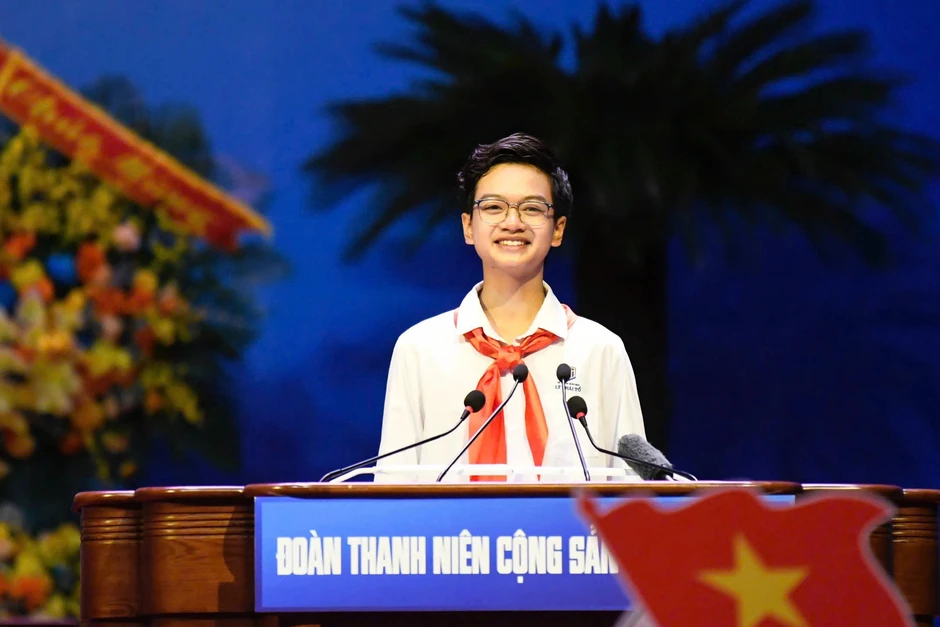 Nam sinh gây sốt tại Đại hội Đoàn: "Em ước mơ trở thành nghệ sĩ tri thức" Nam sinh gây sốt tại Đại hội Đoàn: "Em ước mơ trở thành nghệ sĩ tri thức"