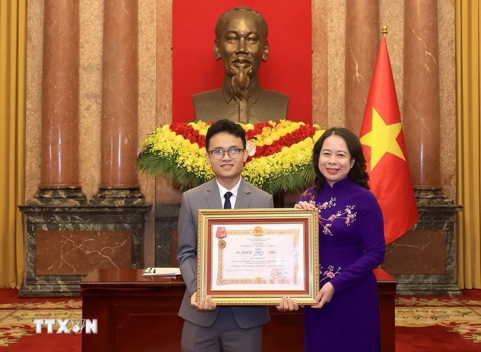 Nam sinh giành 2 Huy chương Olympic Toán quốc tế, 2 lần nhận Huân chương Lao động