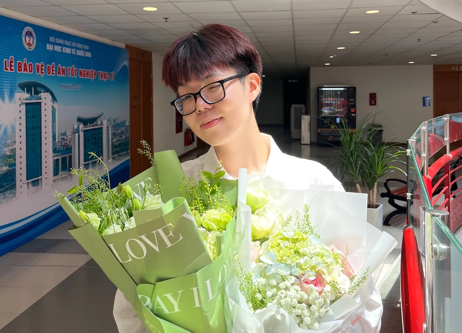 Nam sinh là thủ khoa đầu ra Đại học Kinh tế Quốc dân với bảng điểm toàn A