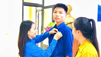 Nam sinh lao ra biển cứu bé 9 tuổi nhận huy hiệu Tuổi trẻ dũng cảm