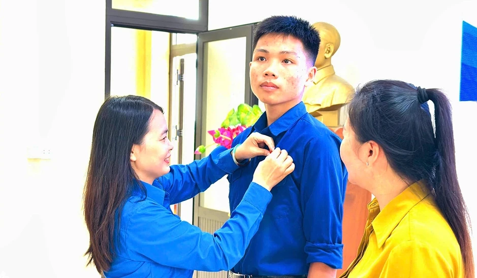 Nam sinh lao ra biển cứu người nhận huy hiệu Tuổi trẻ dũng cảm Nam sinh lao ra biển cứu người nhận huy hiệu Tuổi trẻ dũng cảm
