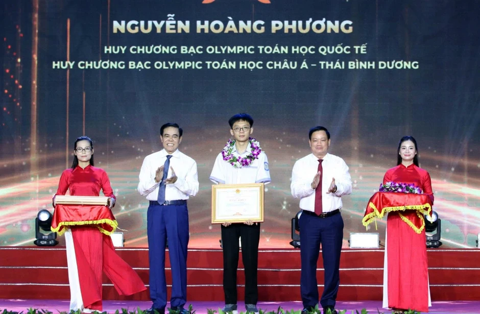 Nam sinh lớp 11 ẵm 207 triệu đồng tiền thưởng Nam sinh lớp 11 ẵm 207 triệu đồng tiền thưởng