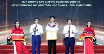 Nam sinh lớp 11 ẵm 207 triệu đồng tiền thưởng