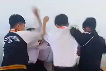 Nam sinh lớp 8 bị bạn quây đánh hội đồng trong lớp