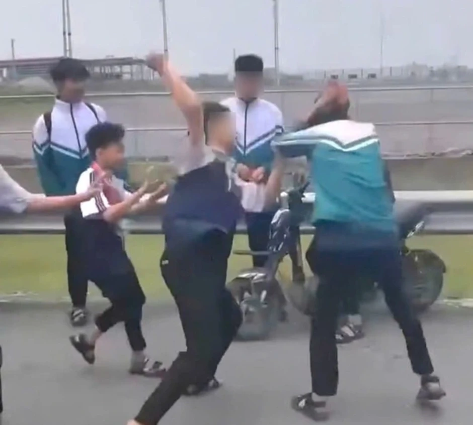 Nam sinh lớp 9 bị nhóm lớp 7 vụt tới tấp giữa đường Nam sinh lớp 9 bị nhóm lớp 7 vụt tới tấp giữa đường