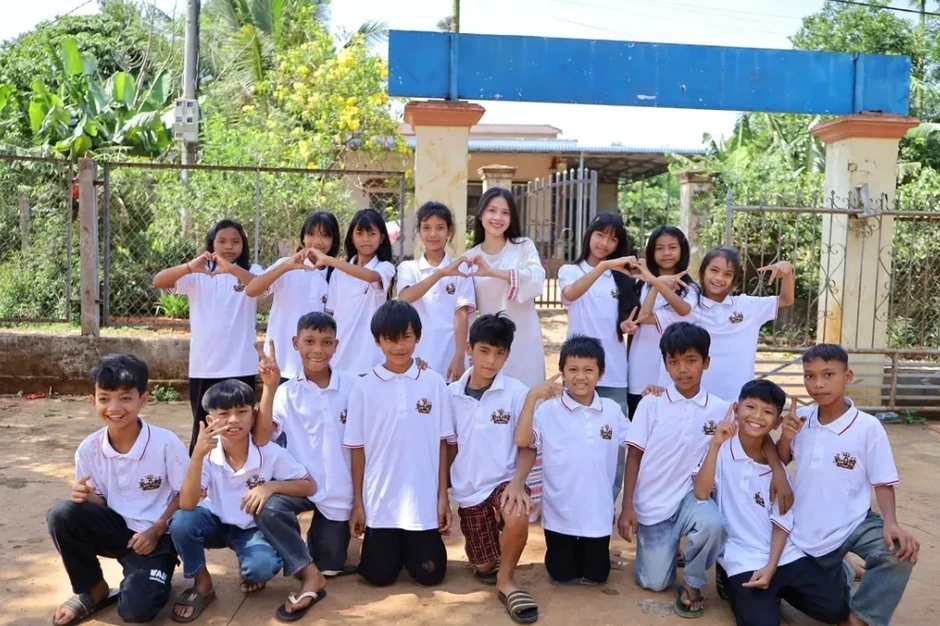 Nam sinh mặc quần rách đi nhận giấy khen, cô giáo bất ngờ làm điều xúc động Nam sinh mặc quần rách đi nhận giấy khen, cô giáo bất ngờ làm điều xúc động