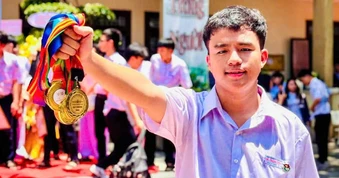 Nam sinh mang băng chéo, đeo huy chương trĩu cổ đi xe đạp về nhà
