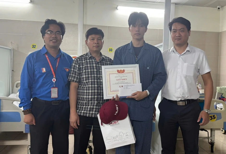 Nam sinh năm 2 ĐH Bách khoa lao vào đám cháy cứu người được khen thưởng Nam sinh năm 2 ĐH Bách khoa lao vào đám cháy cứu người được khen thưởng