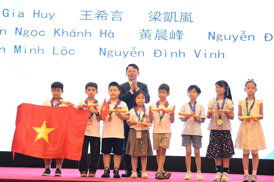 Nam sinh Quảng Trị 2 lần giành giải Vàng tại Đấu trường Toán học châu Á Nam sinh Quảng Trị 2 lần giành giải Vàng tại Đấu trường Toán học châu Á