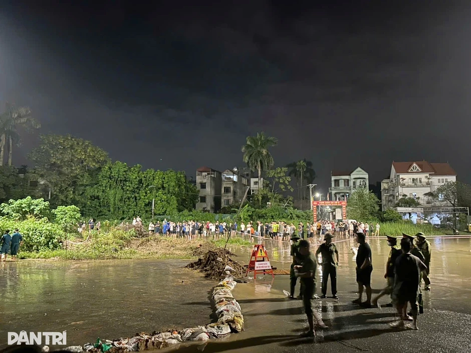 Nam sinh viên nghi bị nước cuốn mất tích khi đi qua đường ngập sâu ở Hà Nội