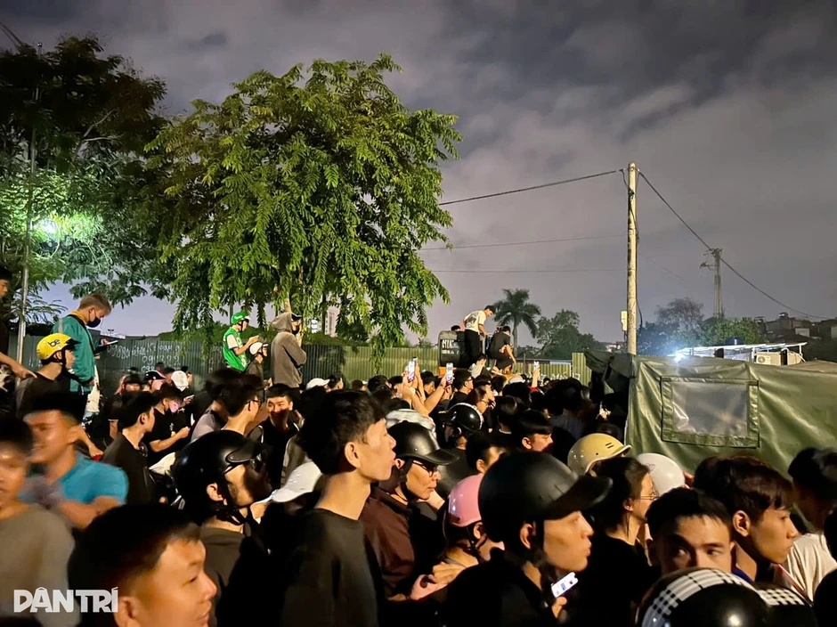 Nam sinh viên nghi bị nước cuốn mất tích khi đi qua đường ngập sâu ở Hà Nội