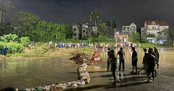 Nam sinh viên nghi bị nước cuốn mất tích khi đi qua đường ngập sâu ở Hà Nội