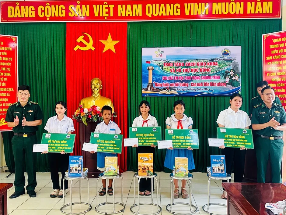 Nâng bước em tới trường nơi đảo tiền tiêu Lý Sơn trước thềm năm học mới Nâng bước em tới trường nơi đảo tiền tiêu Lý Sơn trước thềm năm học mới