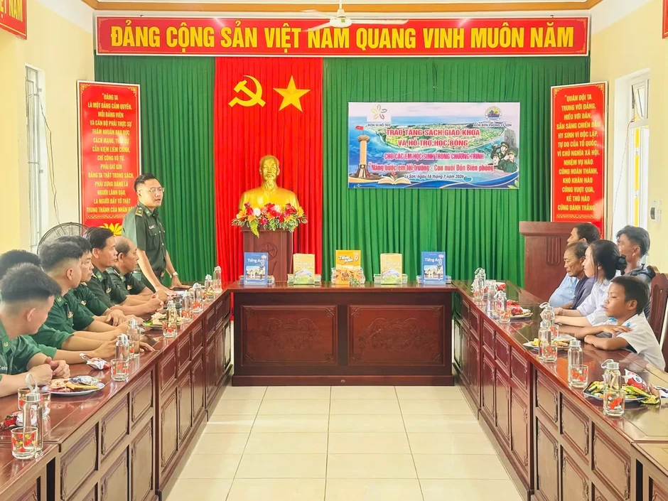 Nâng bước em tới trường nơi đảo tiền tiêu Lý Sơn trước thềm năm học mới Nâng bước em tới trường nơi đảo tiền tiêu Lý Sơn trước thềm năm học mới