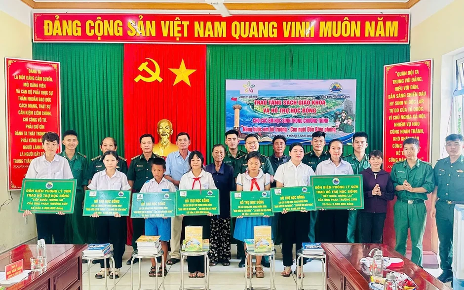 Nâng bước em tới trường nơi đảo tiền tiêu Lý Sơn trước thềm năm học mới Nâng bước em tới trường nơi đảo tiền tiêu Lý Sơn trước thềm năm học mới