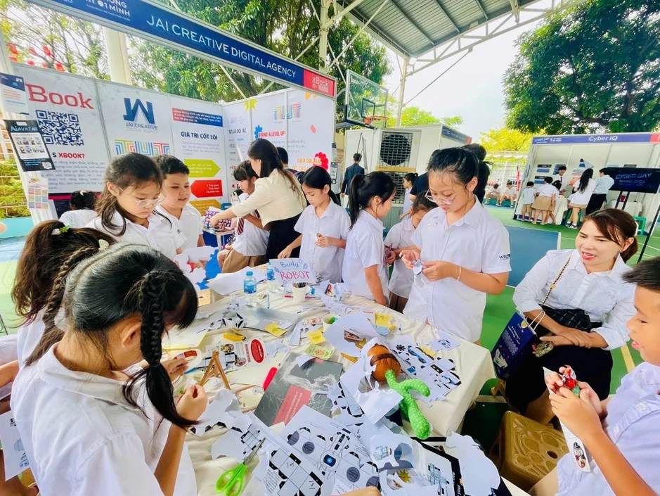 Nắng nóng, trẻ nghỉ hè “ôm” thiết bị điện tử cả ngày: Cha mẹ cần làm gì? Nắng nóng, trẻ nghỉ hè “ôm” thiết bị điện tử cả ngày: Cha mẹ cần làm gì?