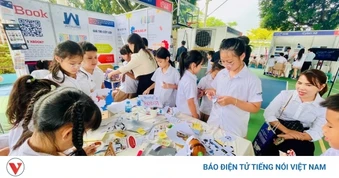 Nắng nóng, trẻ nghỉ hè “ôm” thiết bị điện tử cả ngày: Cha mẹ cần làm gì?