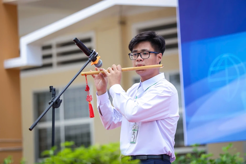 Nếp sống kỷ luật của nam sinh miền Tây học giỏi, thổi sáo hay