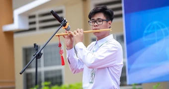 Nếp sống kỷ luật của nam sinh miền Tây học giỏi, thổi sáo hay