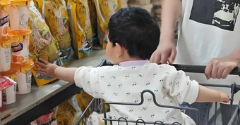Nếu con có 3 biểu hiện này khi đi siêu thị, cha mẹ cần điều chỉnh ngay kẻo thành "cái gai" trong mắt mọi người