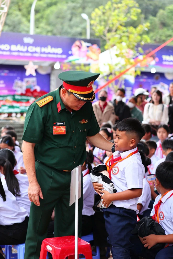 Ngày đặc biệt của hơn 1.000 học sinh Trường Phổ thông nội trú Tiểu học và Trung học cơ sở Tây Giang Ngày đặc biệt của hơn 1.000 học sinh Trường Phổ thông nội trú Tiểu học và Trung học cơ sở Tây Giang