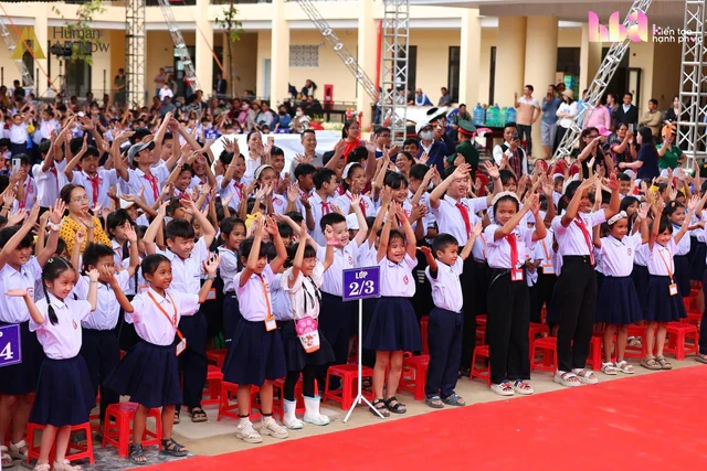 Ngày đặc biệt của hơn 1.000 học sinh Trường Phổ thông nội trú Tiểu học và Trung học cơ sở Tây Giang Ngày đặc biệt của hơn 1.000 học sinh Trường Phổ thông nội trú Tiểu học và Trung học cơ sở Tây Giang