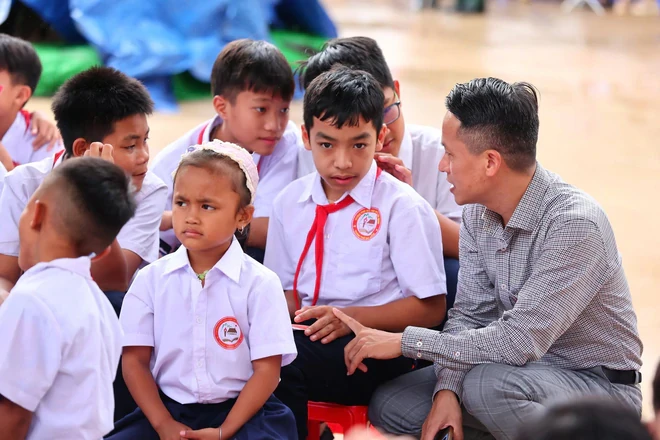 Ngày đặc biệt của hơn 1.000 học sinh Trường Phổ thông nội trú Tiểu học và Trung học cơ sở Tây Giang Ngày đặc biệt của hơn 1.000 học sinh Trường Phổ thông nội trú Tiểu học và Trung học cơ sở Tây Giang