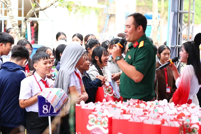 Ngày đặc biệt của hơn 1.000 học sinh Trường Phổ thông nội trú Tiểu học và Trung học cơ sở Tây Giang Ngày đặc biệt của hơn 1.000 học sinh Trường Phổ thông nội trú Tiểu học và Trung học cơ sở Tây Giang