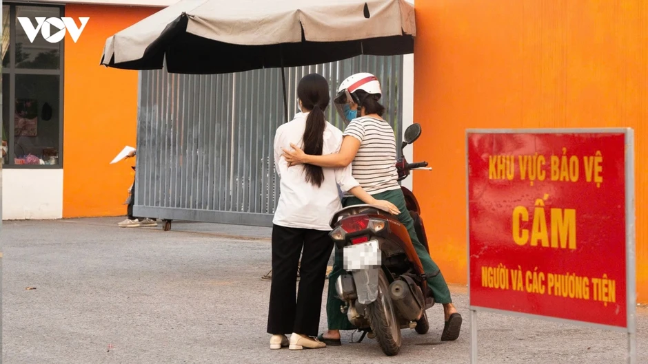 Ngày đầu thi lại ở Tuyên Quang: Phụ huynh thấp thỏm chờ con