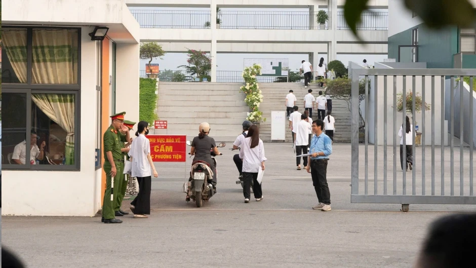 Ngày đầu thi lại ở Tuyên Quang: Phụ huynh thấp thỏm chờ con