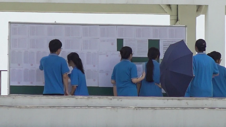 Ngày đầu thi lại ở Tuyên Quang: Phụ huynh thấp thỏm chờ con