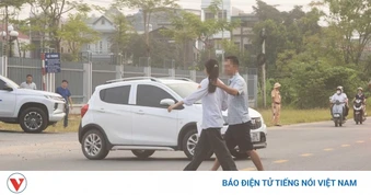Ngày đầu thi lại ở Tuyên Quang: Phụ huynh thấp thỏm chờ con