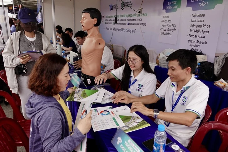 Ngày hội tư vấn tuyển sinh 2026 tại TP.HCM: Chọn đúng ngành là chọn đúng tương lai Ngày hội tư vấn tuyển sinh 2026 tại TP.HCM: Chọn đúng ngành là chọn đúng tương lai