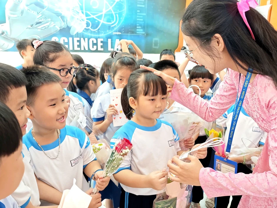 Ngày Quốc tế phụ nữ 8.3: 'Mẹ của em ở trường' là cô giáo mến thương