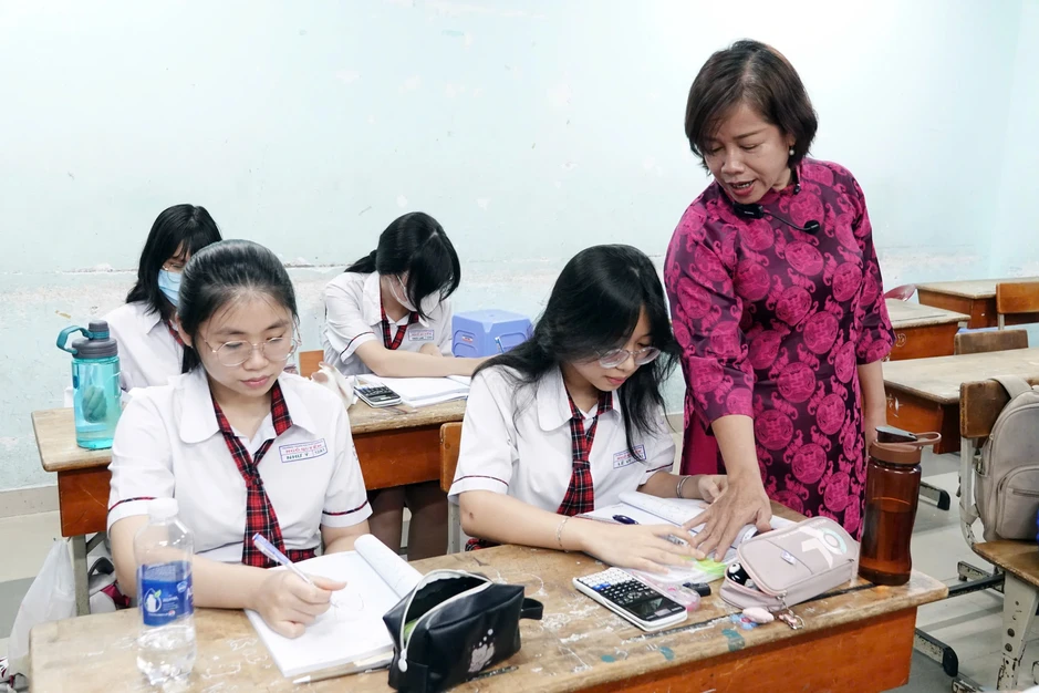 Ngày Quốc tế phụ nữ 8.3: 'Mẹ của em ở trường' là cô giáo mến thương