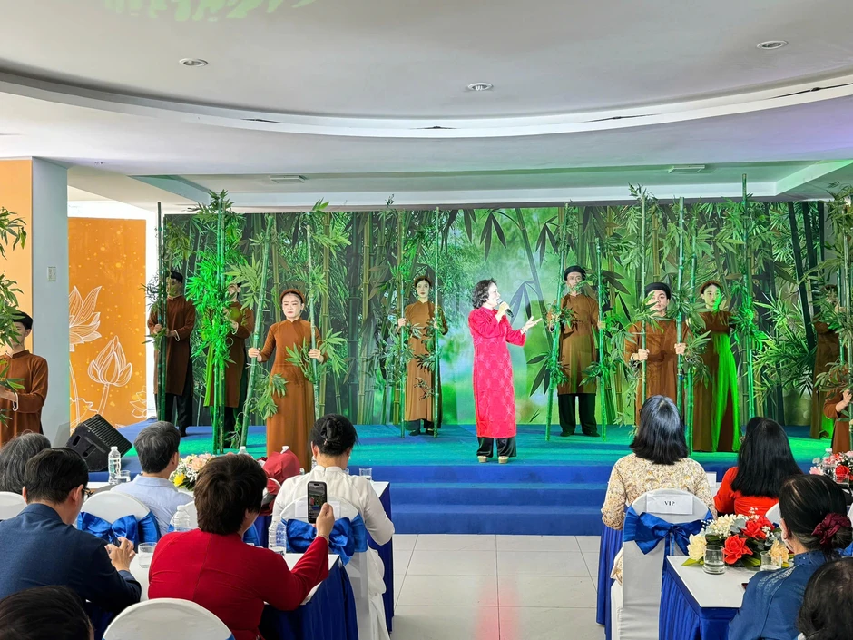 Ngày thơ Việt Nam với việc học thơ ở nhà trường phổ thông Ngày thơ Việt Nam với việc học thơ ở nhà trường phổ thông