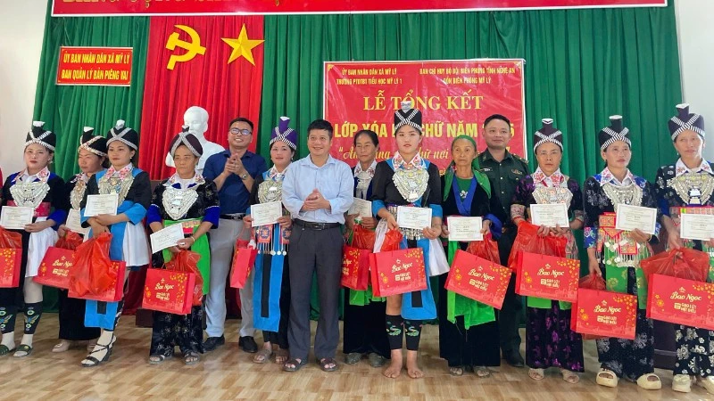 Nghệ An tổng kết lớp xóa mù chữ cho phụ nữ H’Mông khu vực biên giới Nghệ An tổng kết lớp xóa mù chữ cho phụ nữ H’Mông khu vực biên giới